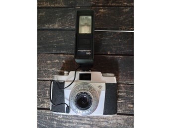 Vintage Agfa-kamera med blixt. Funktionalitet garanteras inte.