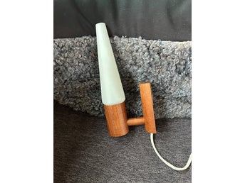 Retro -Vägglampa i teak med glaskupa i opalglas