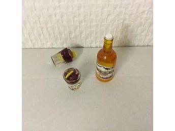 Miniatyr flaska och 2 fina glas till dockhus/tittskåp /pyssel