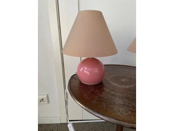 Retro Bordslampor med rosa bas och koniska skärmar