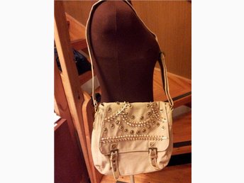 beige väska gulddetaljer beige väska gulddetaljer