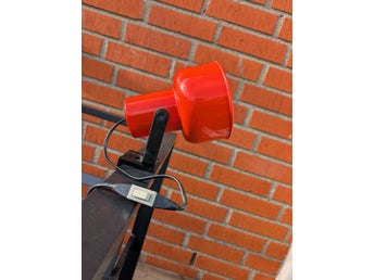 Retro röd/orange Fagerhult Fabian – med ovanligt klämfäste / hyllfäste (70-tal)