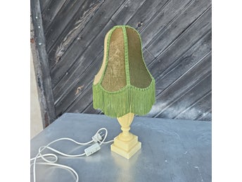 Vintage / retro bordslampa i alabaster med en mossgrön sammetsskärm.