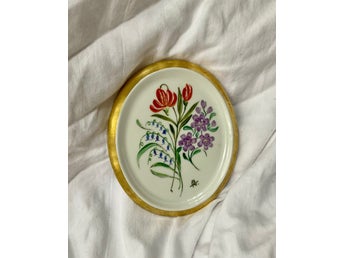 Vacker handmålad väggplatta, porslin, miniatyrtavla, med blomstermotiv