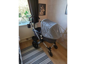 Fin Bugaboo Cameleon 3 Plus i grått och svart utförande.