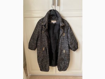Michael Kors vårjacka i nyskick, olivgrön med gulddetaljer Michael Kors vårjacka i nyskick, olivgrön med gulddetaljer