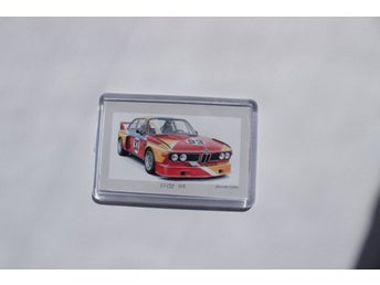 Kylskåpsmagnet runt 7cm x 4.5cm med BMW 3.0 CSL - 1975 motiv