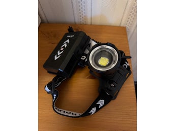 Mycket stark pannlampa (ca. 3000 lumen) med batteripack och USB-uttag