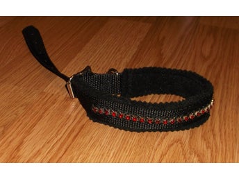 Hundhalsband svart med röda stenar pärlor strass 34-47 cm mjuk fleece Ny