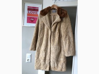 Jättefin kappa jacka i fuskpäls och mocka imitation stl 40 Jättefin kappa jacka i fuskpäls och mocka imitation stl 40
