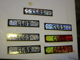8 ST NAMN STICKERS - SPECTRUM 1970-80 TAL - CLAS