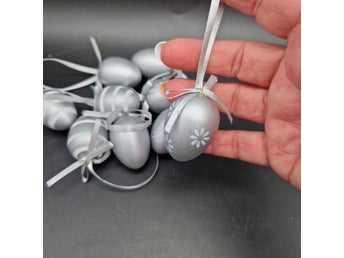9st 4cm plastägg silverfärgade med vita mönster