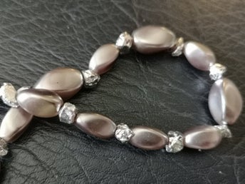 SÄNKT PRIS ! Ett elegant halsband, i beige och silver , 48 cm långt