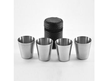 4 st nya oanvända snapsglas i metall i hållare, till jakt, utflykt eller fest mm