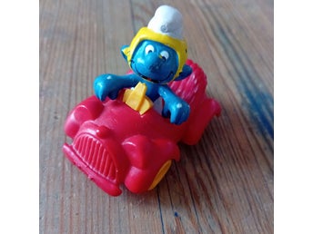 Smurf i rullande bil figur vintage (ratten sönder/avbruten va)