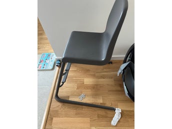 Barnstol i grå plast