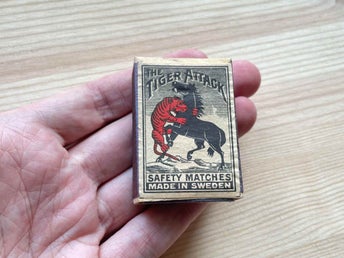 Tiger Attack antik Tändsticksask i trä - Sweden