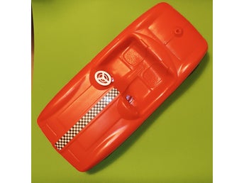 Stor leksaksbil med ratt i röd ihålig plast trol. från 1960-talet