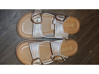 Nya Sandaler i silver 32