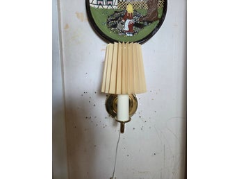 Vägglampa i mässing med plisserad skärm retro ABO märke