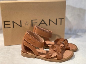 EnFant sandal med stjärnor stl 28 Nu 300kr Ord 799kr