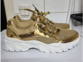 Nya Sneakers / Unisex / Guldfärgade / Storlek: 44