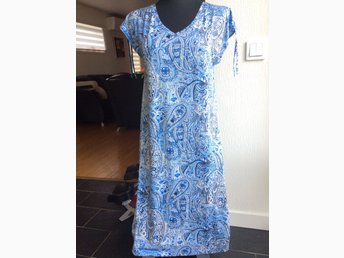 Blå svart vit paisley mönstrad klänning från So.. (404203147 Blå svart vit paisley mönstrad klänning från So.. (404203147