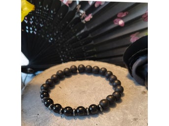 Elastisk armband med svarta matta Onyx pärlor o blanka Onyx sten+Hematit ron
