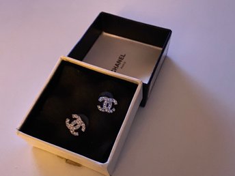 chanel örhängen äkta chanel örhängen äkta