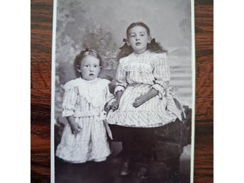 Fotografi, två flickor, Maria Kindberg, Gnesta & Flen, 1903