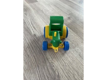 En liten traktor i plast