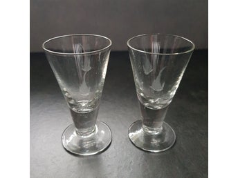 Snapsglas 2 st retro / vintage, med etsat motiv.H.8.5 cm.4.5 cm i diameter.