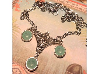 Coolt halsband med mintgröna Swarovskikristaller