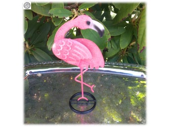 Lyxig rosa flamingo i plåt för trädgården i fint skick
