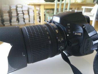 Sparsamt använd Nikon D5100 + lens (AF-S DX NIKKOR 18-105mm F3.5-5.6G ED VR).