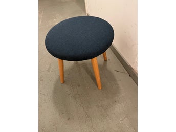 Rund retro pall i petrol textil och träben