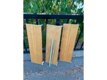 Vintage vägghylla i ek (String-modell / Exqvisita) – Mid-century retro.