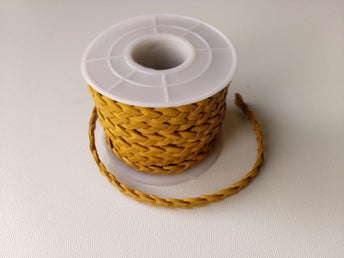 Gul fläta i läder 5 meter, bredd 6,5 mm.