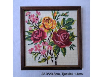 Tavla med broderade rosor.