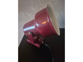 Retro sänglampa i vinröd metall