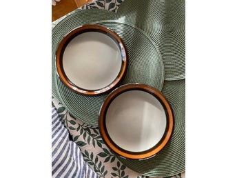 VINTAGE 2 MAT-TALLRIKAR 24,5 CM RÖRSTRAND SERIE ANNIKA DESIGN M Westman 70-tal