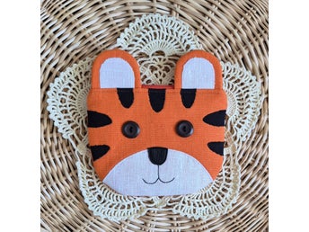 Söt och fin tigerunge. Sminkväska, påse med dragkedja. Arttextil. Hantverk.