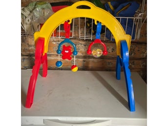 Babygym med leksaker