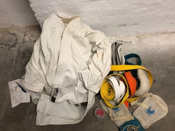 Karatepaket - Gi, bälten, skydd och munskydd