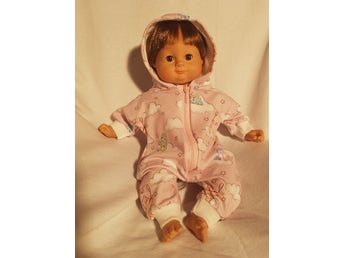 Pyjamasoverall i ljuvlig rosa stretchtyg med söta motiv