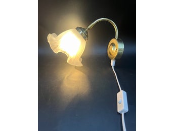 Vintage LEDU-2 vägglampa i mässing med blomformad glasskärm – retro 70-tal