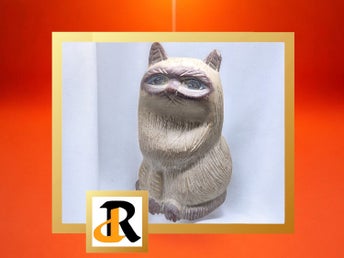 En Skulptur av en katt, gjord i trä