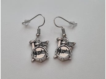 Söta örhängen - Silverfärgat trumset / trummor