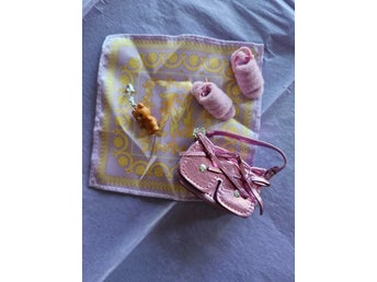 Zuru Mini Brands Fashion series 4 Väska, scarf, nalle och tofflor