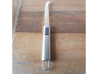 1st ostkniv i silverfärgad metall
